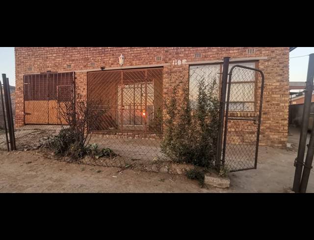 3.5 BEDROOM HOUSE FOR SALE IN MASETJHABA VIEW